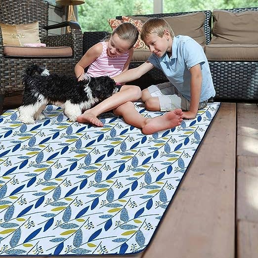 Shore Bliss: Sand-Proof Beach Mats for the Whole Family - Unfold the Fun